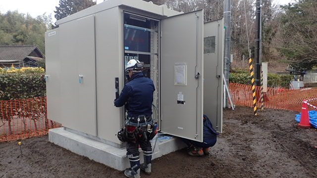 屋外に設置された受変電設備（キュービクル）