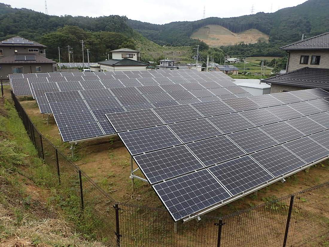 山あいに設置されたヤマト第一太陽光発電所のパネル群