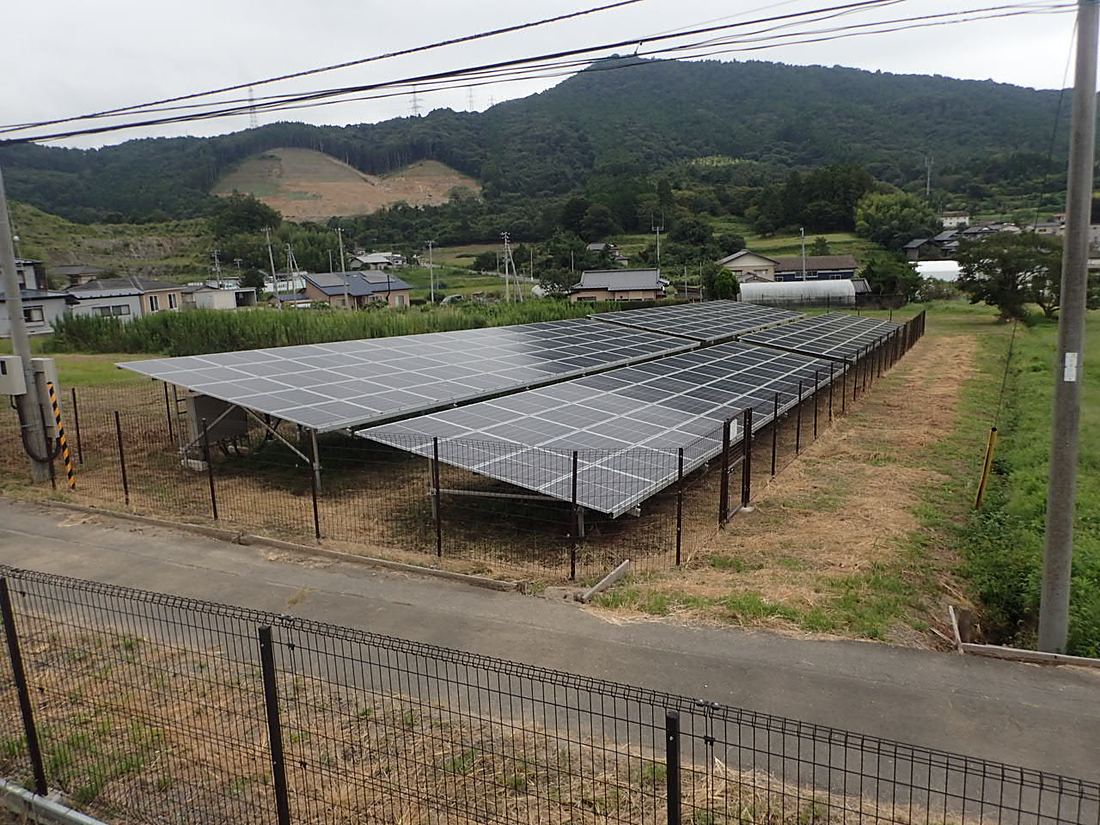 農地に隣接するヤマト第二太陽光発電所のパネル群